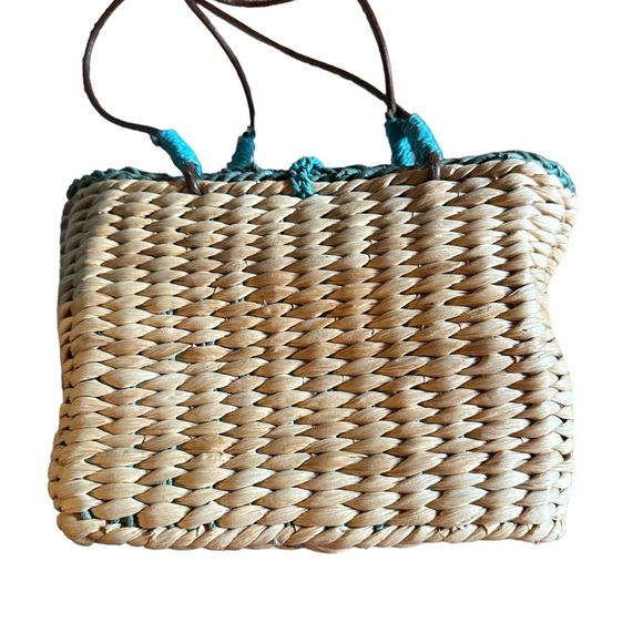 Straw Handbag w/ Bees & Flowers, One Button Closure, interior cotton lining - Picture 5 of 10